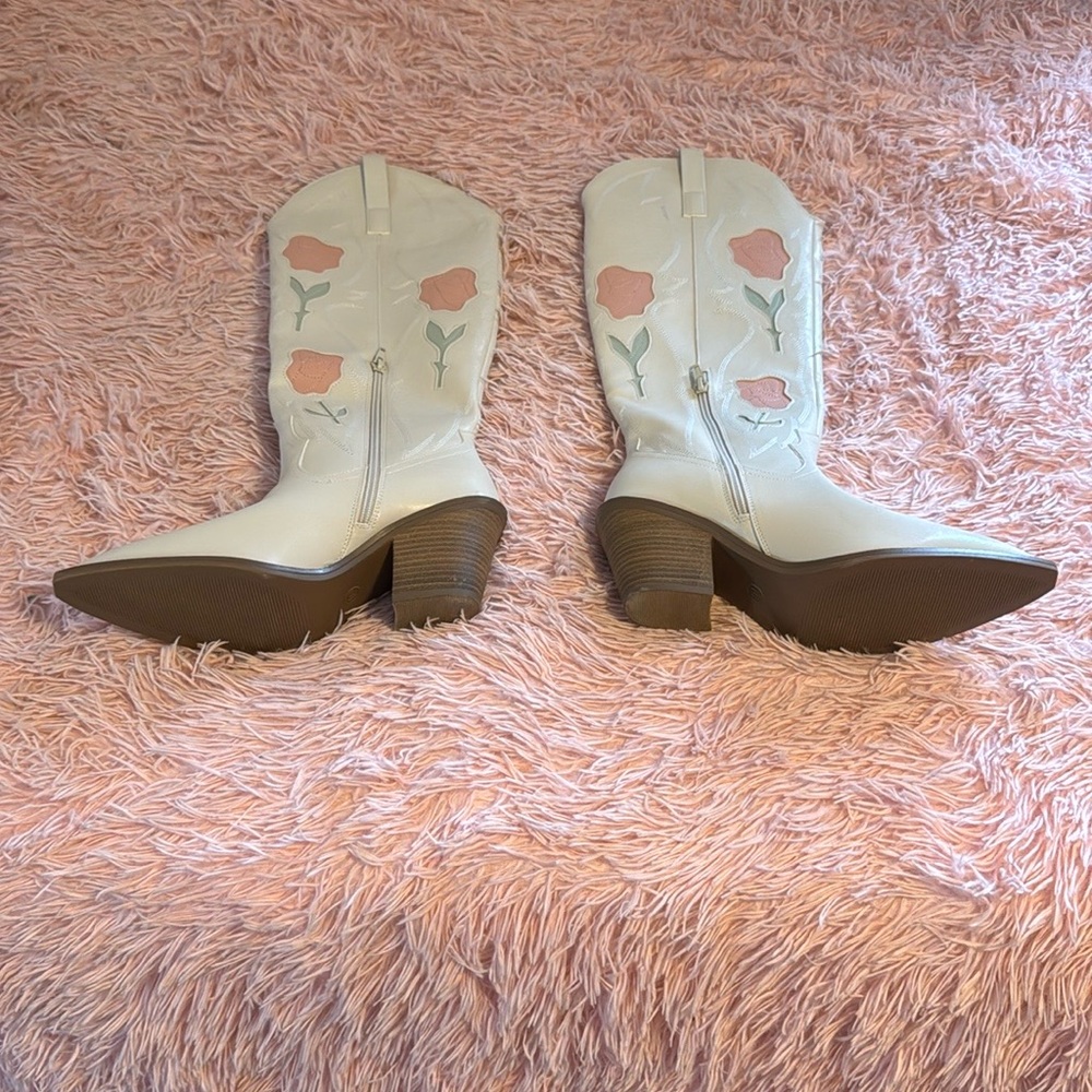 Floral Embroidered White Western Boots
